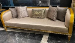 Casa Padrino Luxus Barock Sofa Gold / Gold - Prunkvolles Wohnzimmer Sofa - Barockstil Wohnzimmer Möbel - Luxus Möbel im Barockstil - Barock Einrichtung - Edel & Prunkvoll