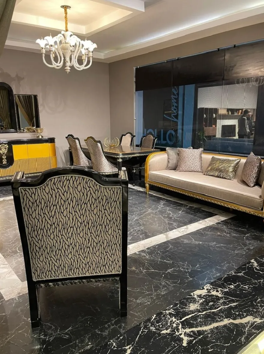 Casa Padrino Luxus Barock Sofa Gold / Gold - Prunkvolles Wohnzimmer Sofa - Barockstil Wohnzimmer Möbel - Luxus Möbel im Barockstil - Barock Einrichtung - Edel & Prunkvoll