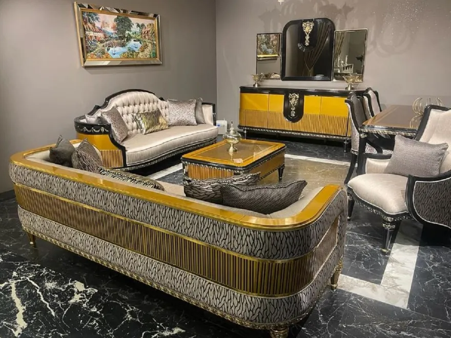 Casa Padrino Luxus Barock Sofa Gold / Gold - Prunkvolles Wohnzimmer Sofa - Barockstil Wohnzimmer Möbel - Luxus Möbel im Barockstil - Barock Einrichtung - Edel & Prunkvoll