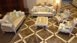 Casa Padrino Luxus Barock Sofa Hellblau / Weiß / Gold - Prunkvolles Wohnzimmer Sofa mit elegantem Muster - Barock Wohnzimmer Möbel