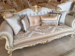 Casa Padrino Luxus Barock Sofa Hellblau / Weiß / Gold - Prunkvolles Wohnzimmer Sofa mit elegantem Muster - Barock Wohnzimmer Möbel