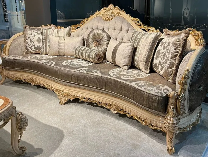 Casa Padrino Luxus Barock Sofa Grau / Braun / Naturfarben / Gold - Handgefertigtes Wohnzimmer Sofa mit elegantem Muster und dekorativen Kissen - Prunkvolle Wohnzimmer Möbel im Barockstil