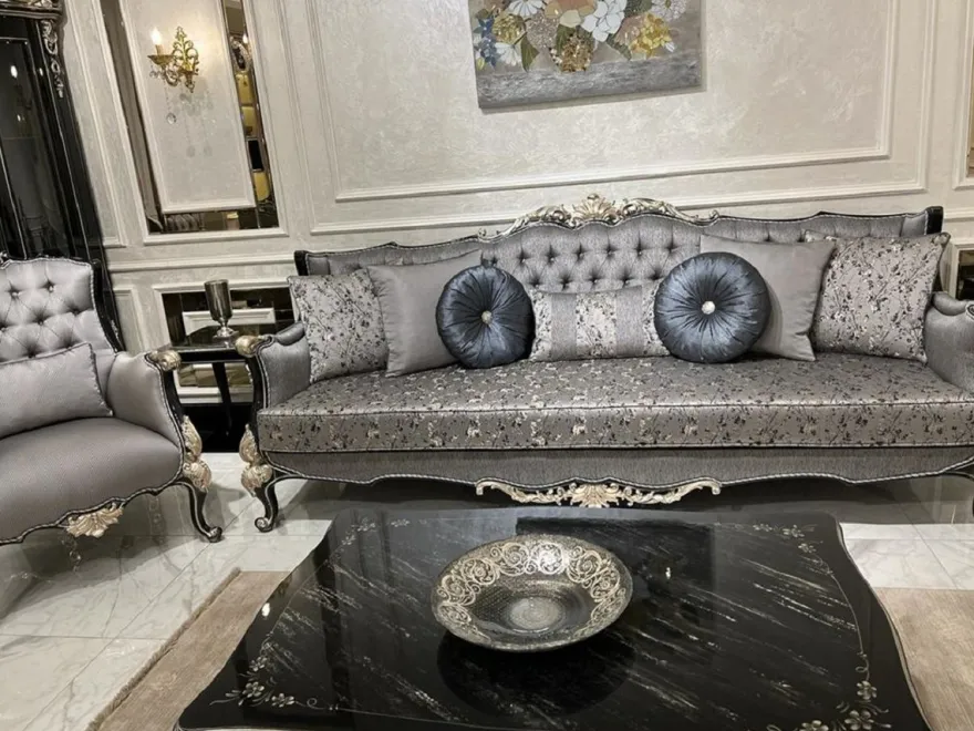 Casa Padrino Luxus Barock Sofa Silber / Schwarz / Silber - Handgefertigtes Wohnzimmer Sofa mit elegantem Muster und dekorativen Kissen - Wohnzimmer Möbel im Barockstil