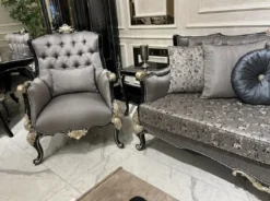 Casa Padrino Luxus Barock Sofa Silber / Schwarz / Silber - Handgefertigtes Wohnzimmer Sofa mit elegantem Muster und dekorativen Kissen - Wohnzimmer Möbel im Barockstil