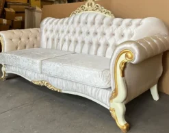 Casa Padrino Luxus Barock Sofa Silber / Creme / Gold - Barockstil Wohnzimmer Sofa mit Glitzersteinen - Luxus Wohnzimmer Möbel im Barockstil - Barock Möbel - Barock Einrichtung