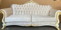 Casa Padrino Luxus Barock Sofa Silber / Creme / Gold - Barockstil Wohnzimmer Sofa mit Glitzersteinen - Luxus Wohnzimmer Möbel im Barockstil - Barock Möbel - Barock Einrichtung
