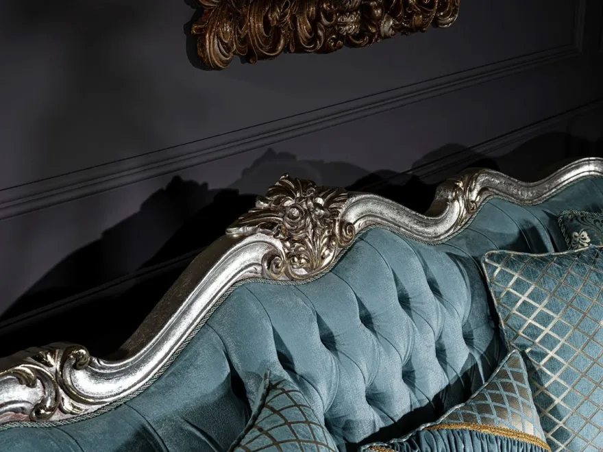 Casa Padrino Luxus Barock Sofa Hellblau / Silber / Gold 238 x 85 x H. 106 cm - Wohnzimmer Sofa mit elegantem Muster und dekorativen Kissen - Barock Wohnzimmer Möbel