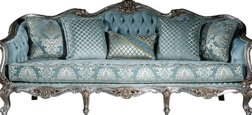 Casa Padrino Luxus Barock Sofa Hellblau / Silber / Gold 238 x 85 x H. 106 cm - Wohnzimmer Sofa mit elegantem Muster und dekorativen Kissen - Barock Wohnzimmer Möbel