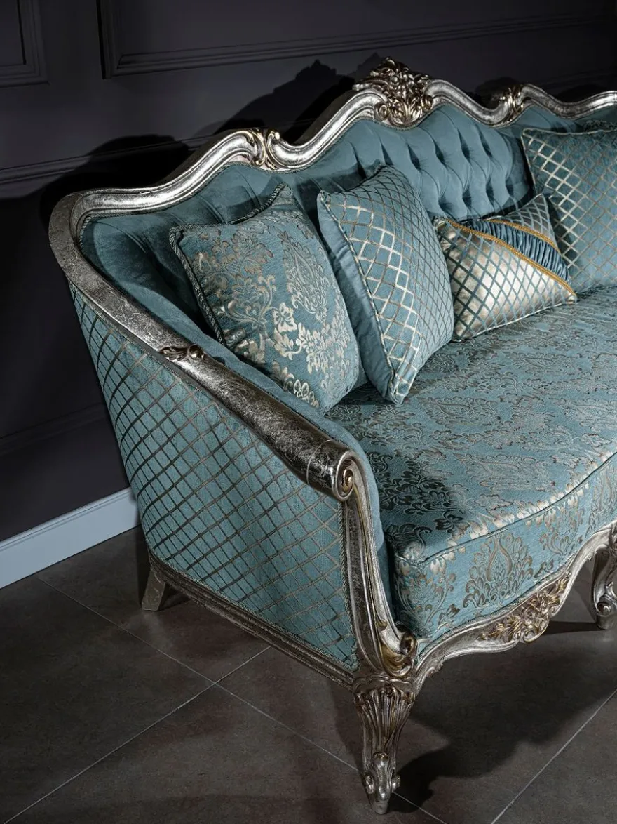 Casa Padrino Luxus Barock Sofa Hellblau / Silber / Gold 238 x 85 x H. 106 cm - Wohnzimmer Sofa mit elegantem Muster und dekorativen Kissen - Barock Wohnzimmer Möbel