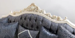 Casa Padrino Luxus Barock Sofa Blau / Weiß / Schwarz / Gold - Barockstil Wohnzimmer Sofa mit elegantem Muster - Luxus Wohnzimmer Möbel im Barockstil - Barock Möbel - Barock Einrichtung