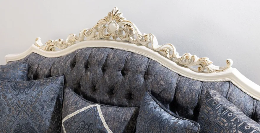 Casa Padrino Luxus Barock Sofa Blau / Weiß / Schwarz / Gold - Barockstil Wohnzimmer Sofa mit elegantem Muster - Luxus Wohnzimmer Möbel im Barockstil - Barock Möbel - Barock Einrichtung