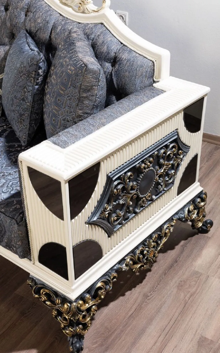 Casa Padrino Luxus Barock Sofa Blau / Weiß / Schwarz / Gold - Barockstil Wohnzimmer Sofa mit elegantem Muster - Luxus Wohnzimmer Möbel im Barockstil - Barock Möbel - Barock Einrichtung