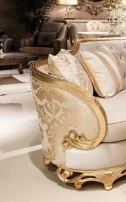 Casa Padrino Luxus Barock Sofa Beige / Gold - Prunkvolles Wohnzimmer Sofa - Barockstil Wohnzimmer Möbel - Luxus Möbel im Barockstil - Barock Einrichtung - Edel & Prunkvoll