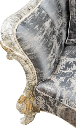 Casa Padrino Luxus Barock Sofa Grau / Antik Weiß / Gold - Barockstil Wohnzimmer Sofa mit elegantem Muster - Luxus Wohnzimmer Möbel im Barockstil - Barock Möbel - Barock Einrichtung