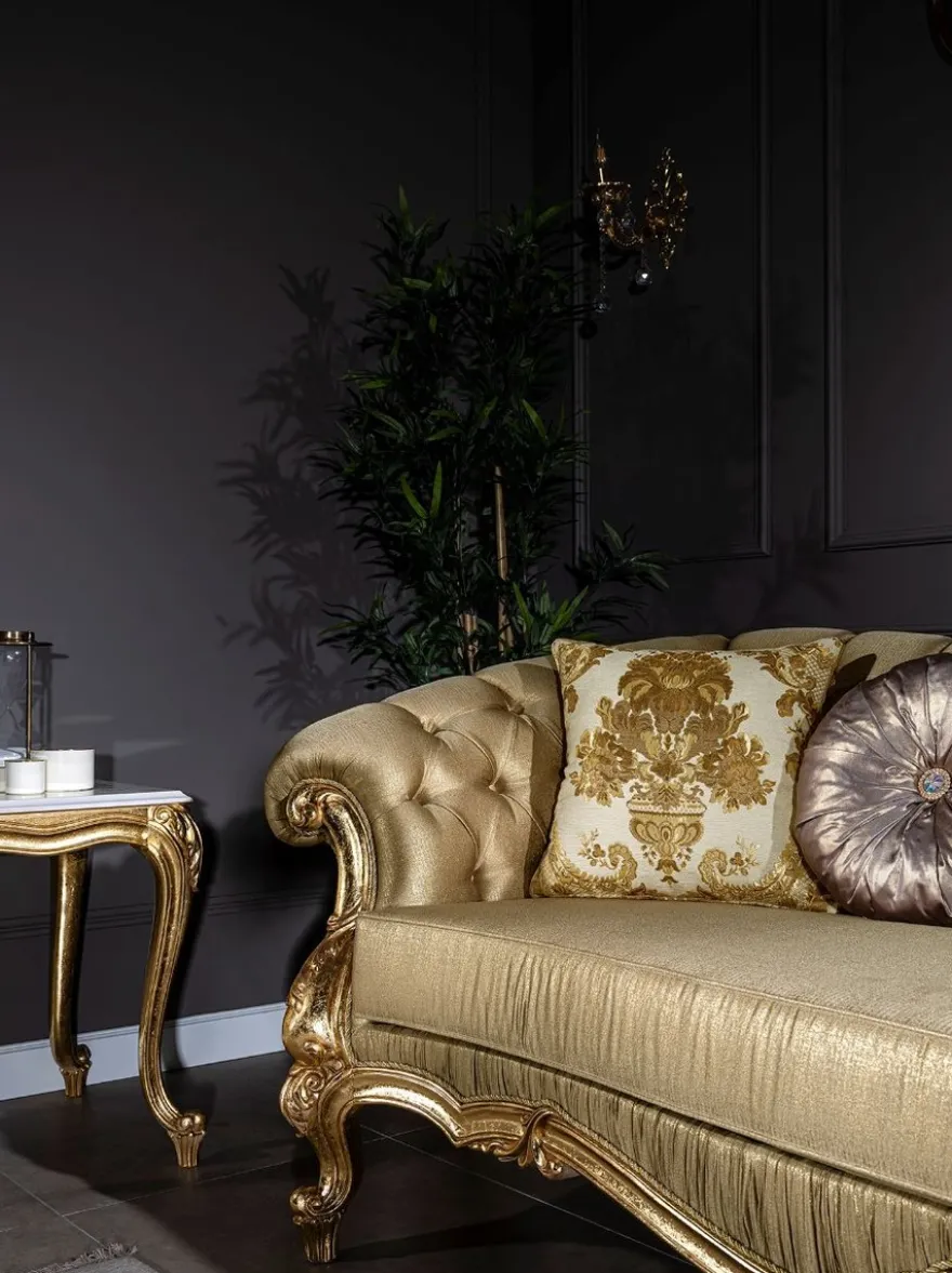 Casa Padrino Luxus Barock Sofa Gold / Weiß 268 x 110 x H. 87 cm - Prunkvolles Wohnzimmer Sofa mit dekorativen Kissen - Wohnzimmer Möbel im Barockstil