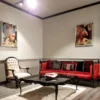Casa Padrino Luxus Barock Sofa Rot / Schwarz - Handgefertigtes Wohnzimmer Sofa im Barockstil - Edle Barock Wohnzimmer Möbel