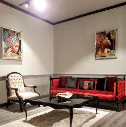 Casa Padrino Luxus Barock Sofa Rot / Schwarz - Handgefertigtes Wohnzimmer Sofa im Barockstil - Edle Barock Wohnzimmer Möbel