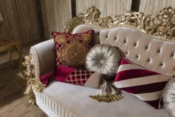 Casa Padrino Luxus Barock Sofa Beige / Gold 244 x 95 x H. 123 cm - Prunkvolles Wohnzimmer Sofa mit dekorativen Kissen - Barock Wohnzimmer Möbel