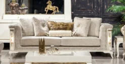 Casa Padrino Luxus Barock Sofa Hellgrau / Weiß / Gold - Beleuchtetes Wohnzimmer Sofa im Barockstil - Barock Wohnzimmer Möbel - Edel & Prunkvoll