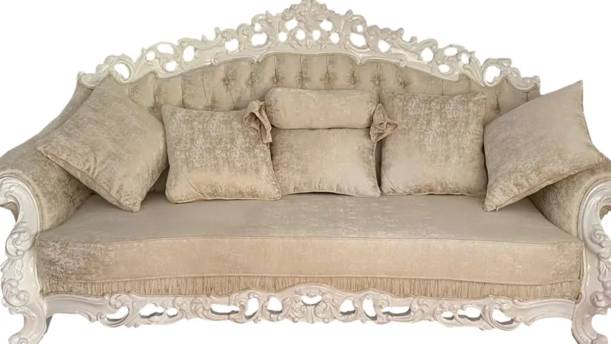 Casa Padrino Luxus Barock Sofa Creme / Weiß - Prunkvolles Wohnzimmer Sofa mit dekorativen Kissen - Barock Möbel
