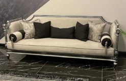 Casa Padrino Luxus Barock Sofa Cremefarben / Silber / Schwarz - Handgefertigtes Wohnzimmer Sofa im Barockstil - Barock Wohnzimmer Möbel