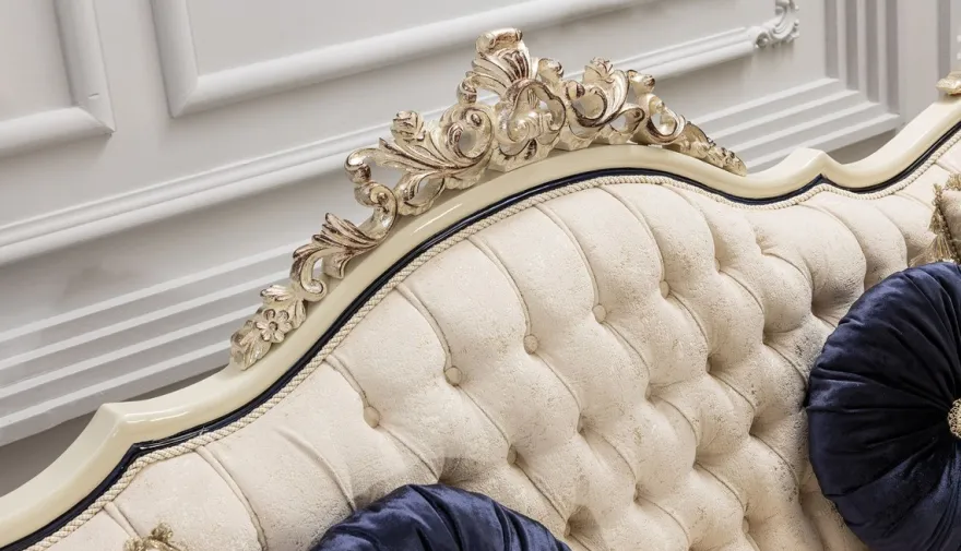 Casa Padrino Luxus Barock Sofa Weiß / Creme / Schwarz / Antik Gold - Barockstil Wohnzimmer Sofa mit elegantem Muster - Luxus Wohnzimmer Möbel im Barockstil - Barock Einrichtung - Barock Möbel