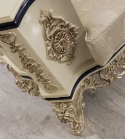 Casa Padrino Luxus Barock Sofa Weiß / Creme / Schwarz / Antik Gold - Barockstil Wohnzimmer Sofa mit elegantem Muster - Luxus Wohnzimmer Möbel im Barockstil - Barock Einrichtung - Barock Möbel