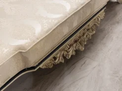 Casa Padrino Luxus Barock Sofa Weiß / Creme / Schwarz / Antik Gold - Barockstil Wohnzimmer Sofa mit elegantem Muster - Luxus Wohnzimmer Möbel im Barockstil - Barock Einrichtung - Barock Möbel