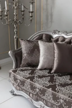Casa Padrino Luxus Barock Sofa Bronzefarben / Silber 262 x 90 x H. 113 cm - Prunkvolles Wohnzimmer Sofa mit dekorativen Kissen - Barock Möbel
