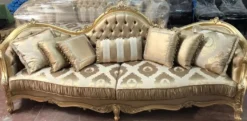 Casa Padrino Luxus Barock Sofa Gold 300 x 90 x H. 119 cm - Prunkvolles Wohnzimmer Sofa mit elegantem Muster - Barock Möbel