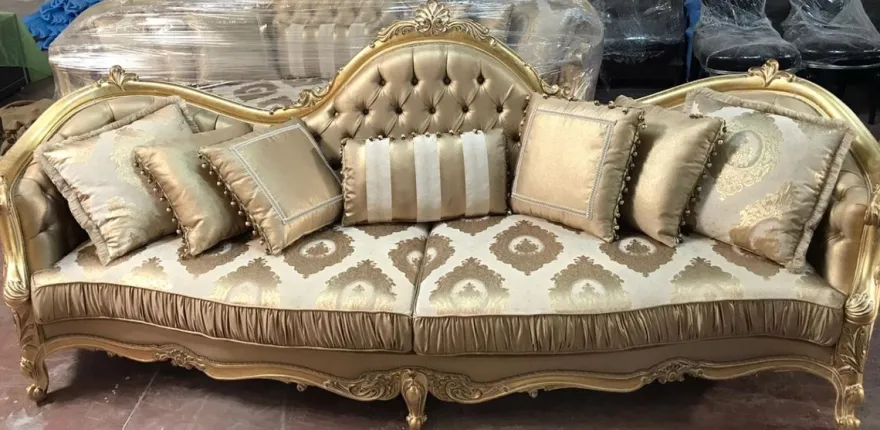 Casa Padrino Luxus Barock Sofa Gold 300 x 90 x H. 119 cm - Prunkvolles Wohnzimmer Sofa mit elegantem Muster - Barock Möbel