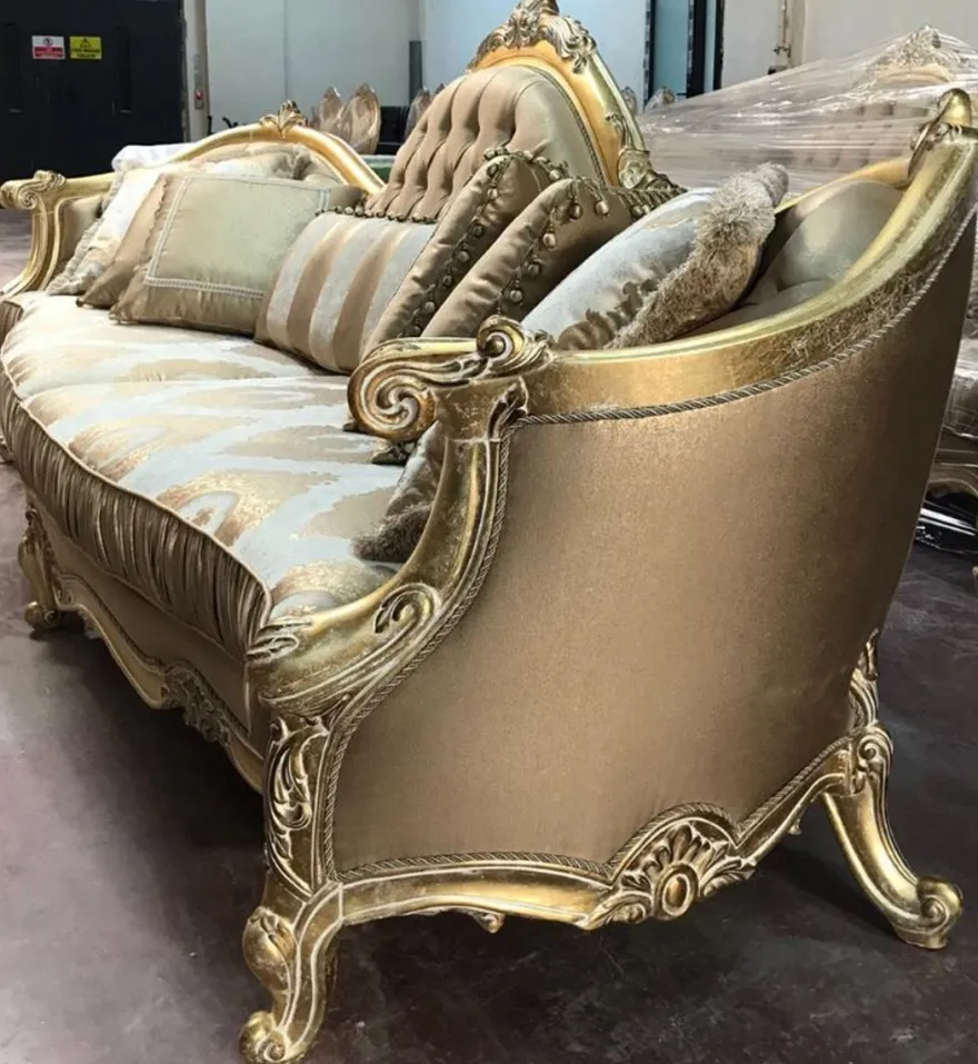 Casa Padrino Luxus Barock Sofa Gold 300 x 90 x H. 119 cm - Prunkvolles Wohnzimmer Sofa mit elegantem Muster - Barock Möbel
