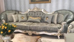 Casa Padrino Luxus Barock Sofa Grün / Weiß / Gold - Prunkvolles Wohnzimmer Sofa - Handgefertigte Barock Wohnzimmer Möbel - Edel & Prunkvoll
