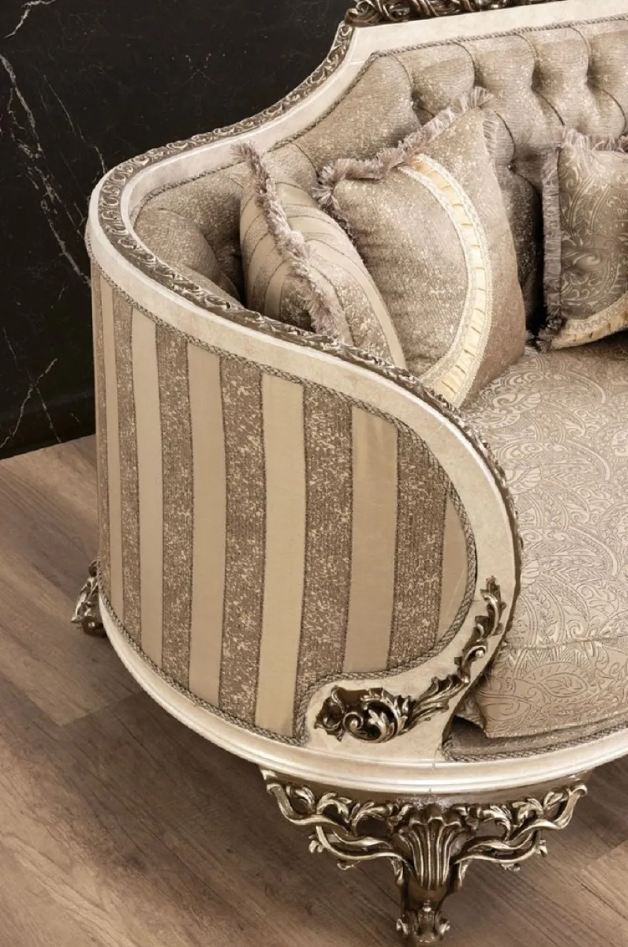 Casa Padrino Luxus Barock Sofa Beige / Cremefarben / Braun / Gold - Prunkvolles Wohnzimmer Sofa mit elegantem Muster - Barock Wohnzimmer Möbel