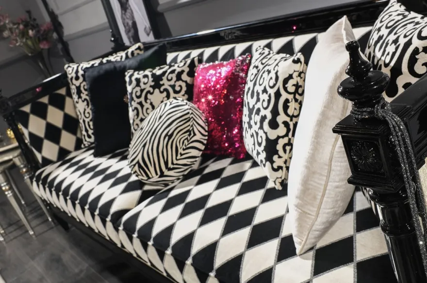 Casa Padrino Luxus Barock Sofa Weiß / Schwarz 240 x 96 x H. 83 cm - Wohnzimmer Sofa mit elegantem Muster - Edel & Prunkvoll
