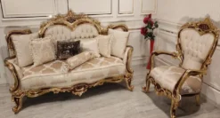 Casa Padrino Luxus Barock Sofa Cremefarben / Braun / Gold - Prunkvolles Wohnzimmer Sofa mit elegantem Muster - Barock Möbel - Edel & Prunkvoll