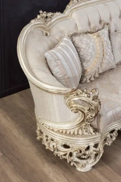 Casa Padrino Luxus Barock Sofa Cremefarben / Beige / Antik Gold - Prunkvolles Wohnzimmer Sofa mit elegantem Muster - Barock Wohnzimmer Möbel