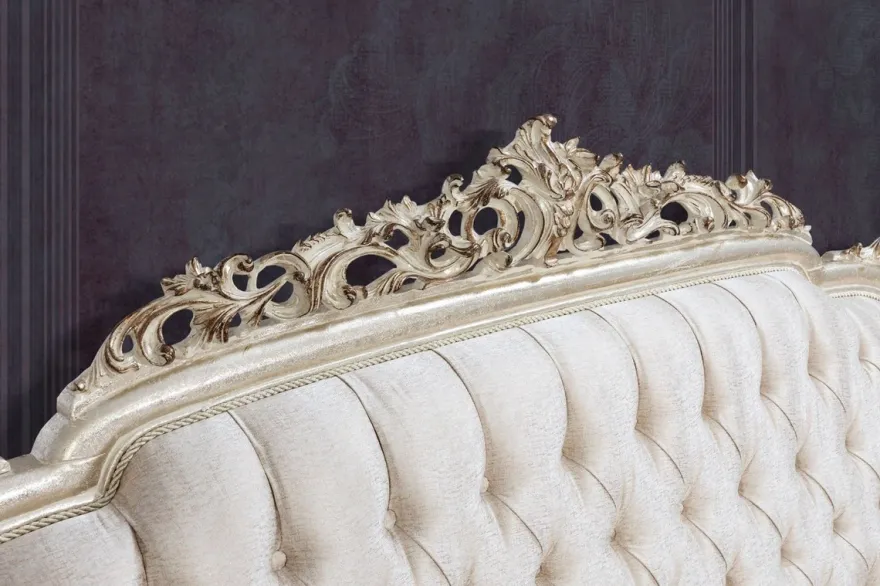 Casa Padrino Luxus Barock Sofa Cremefarben / Beige / Antik Gold - Prunkvolles Wohnzimmer Sofa mit elegantem Muster - Barock Wohnzimmer Möbel