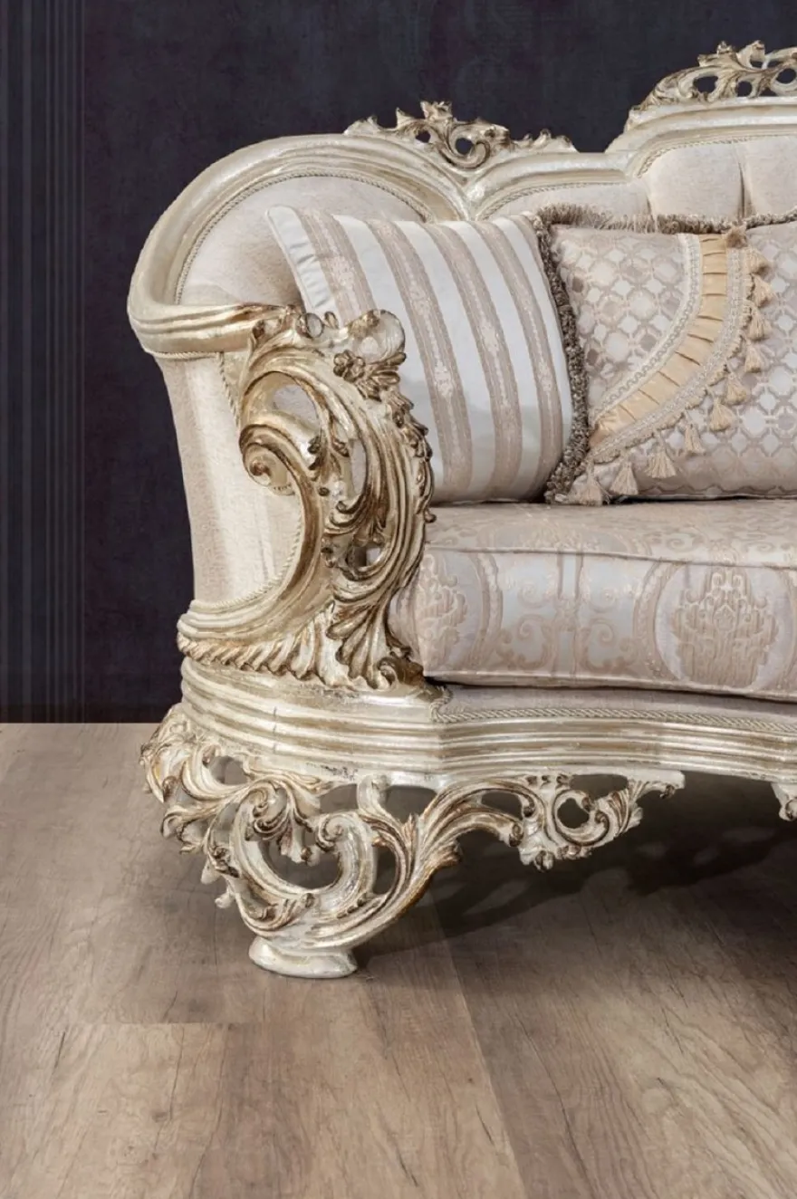Casa Padrino Luxus Barock Sofa Cremefarben / Beige / Antik Gold - Prunkvolles Wohnzimmer Sofa mit elegantem Muster - Barock Wohnzimmer Möbel