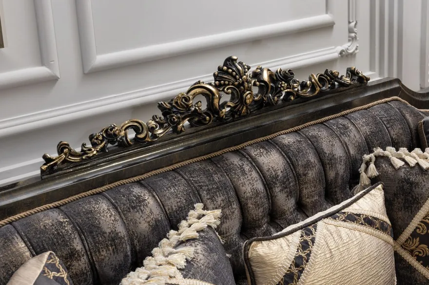 Casa Padrino Luxus Barock Sofa Lila / Grau / Gold - Barockstil Wohnzimmer Sofa mit elegantem Muster - Luxus Wohnzimmer Möbel im Barockstil - Barock Möbel - Barock Einrichtung