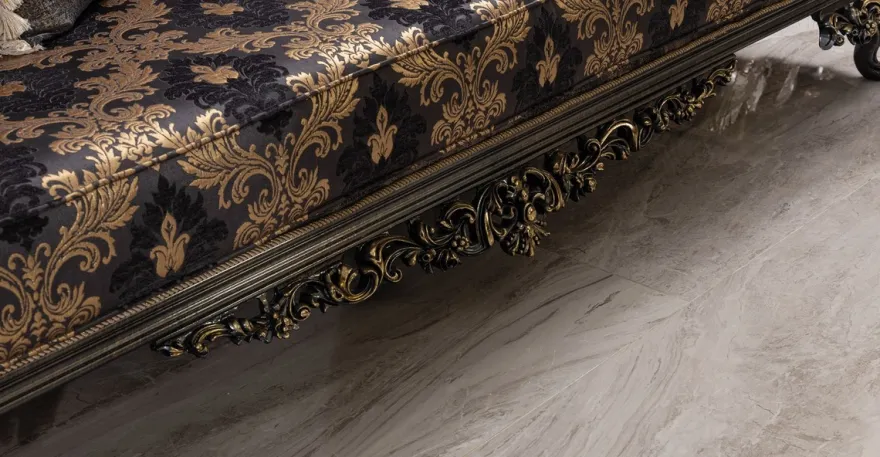 Casa Padrino Luxus Barock Sofa Lila / Grau / Gold - Barockstil Wohnzimmer Sofa mit elegantem Muster - Luxus Wohnzimmer Möbel im Barockstil - Barock Möbel - Barock Einrichtung