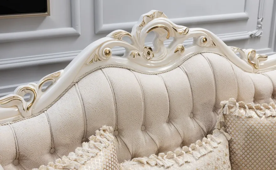 Casa Padrino Luxus Barock Sofa Weiß / Gold - Barockstil Wohnzimmer Sofa mit elegantem Muster - Luxus Wohnzimmer Möbel im Barockstil - Barock Möbel - Barock Einrichtung
