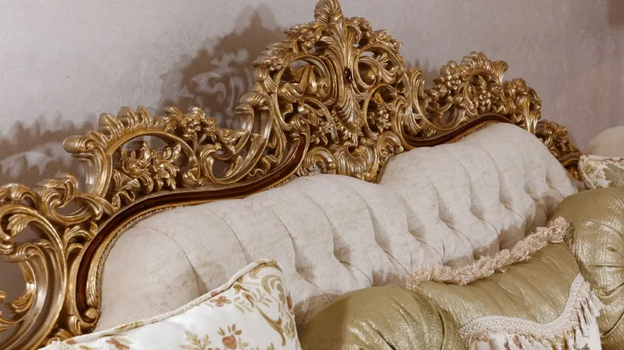Casa Padrino Luxus Barock Sofa Weiß / Mehrfarbig / Braun / Gold - Prunkvolles Wohnzimmer Sofa mit elegantem Muster - Barock Wohnzimmer & Hotel Möbel - Edel & Prunkvoll