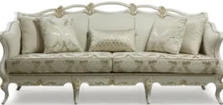 Casa Padrino Luxus Barock Sofa Cremefarben / Weiß / Gold - Handgefertigtes Wohnzimmer Sofa mit dekorativen Kissen - Wohnzimmer Möbel im Barockstil - Edel & Prunkvoll