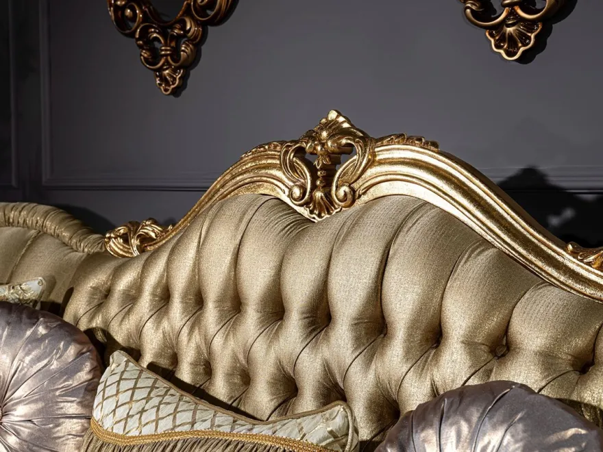 Casa Padrino Luxus Barock Sofa Gold / Weiß 256 x 87 x H. 120 cm - Prunkvolles Wohnzimmer Sofa mit dekorativen Kissen - Wohnzimmer Möbel im Barockstil