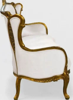 Casa Padrino Luxus Barock Sofa Weiß / Gold - Prunkvolles Wohnzimmer Sofa im Barockstil - Barock Wohnzimmer & Hotel Möbel - Edel & Prunkvoll
