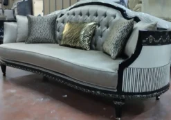 Casa Padrino Luxus Barock Sofa Silber / Schwarz - Prunkvolles Wohnzimmer Sofa - Barockstil Wohnzimmer Möbel - Luxus Möbel im Barockstil - Barock Einrichtung - Edel & Prunkvoll