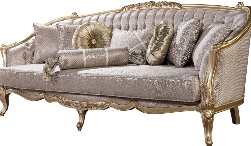 Casa Padrino Luxus Barock Sofa Silber / Gold - Barockstil Wohnzimmer Sofa mit elegantem Muster - Luxus Wohnzimmer Möbel im Barockstil - Barock Möbel - Barock Einrichtung