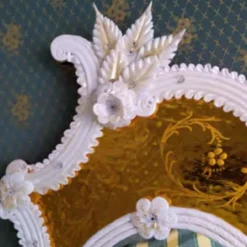 Casa Padrino Luxus Barock Spiegel Weiß / Gold - Prunkvoller Wandspiegel im Venezianischen Stil - Hotel Möbel - Schloss Möbel - Barock Möbel - Luxus Möbel im Barockstil - Made in Italy