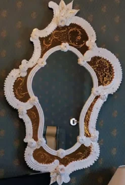 Casa Padrino Luxus Barock Spiegel Weiß / Gold - Prunkvoller Wandspiegel im Venezianischen Stil - Hotel Möbel - Schloss Möbel - Barock Möbel - Luxus Möbel im Barockstil - Made in Italy